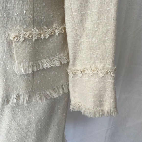 Designer Barbara Bates beautiful off white suit. Fringe accent details Luxury 10 - Picture 5 of 8